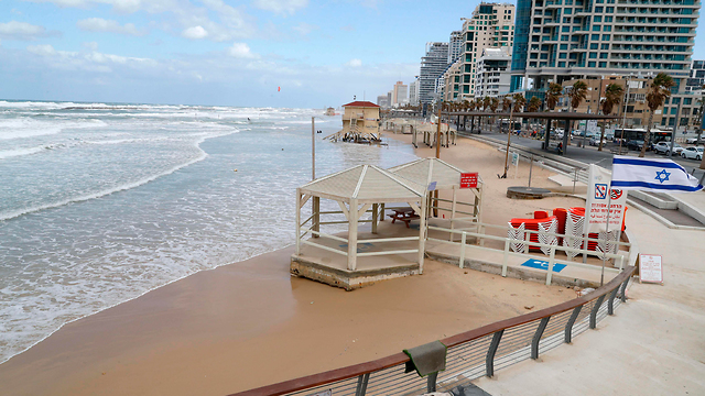 חוף תל אביב ריק (צילום: AFP)