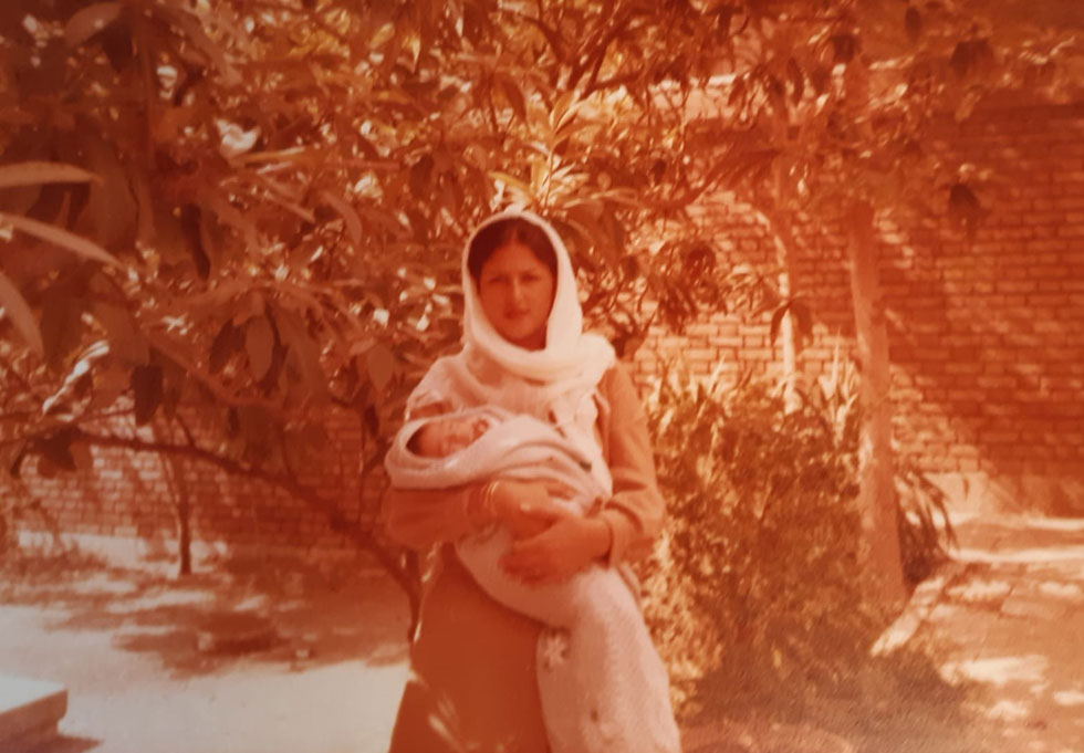 עם התינוק קיוון ז"ל באיראן. "בעלי והקצינים חשבו שהתחרפנתי" (צילום: אלבום משפחתי)