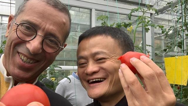 שגריר ישראל ב סין צבי חפץ עם מיסד עליבאבא ג'ק מא ()
