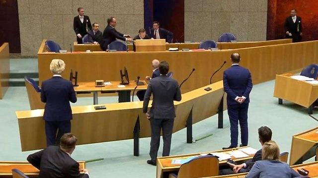 שר הבריאות של הולנד מתמוטט בפרלמנט ()