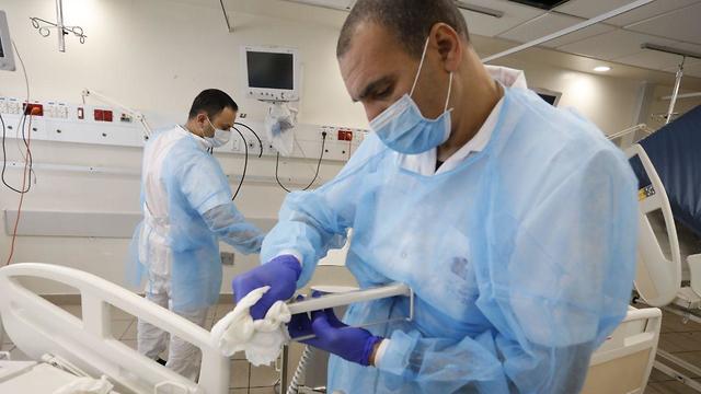 הקמה של מחלקה חדשה לטיפול בחולי קורונה בבית חולים איכילוב בתל אביב (צילום: שאול גולן)