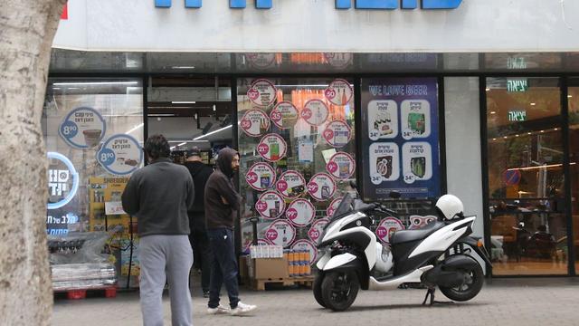 הסופרים בתל אביב: האם שומרים על מרחק של שני מטרים בתורים בעקבות התפשטות הקורונה (צילום: מוטי קמחי)