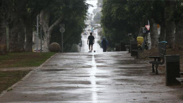 Дождь способствовал соблюдению распоряжений. Фото: Моти Кимхи