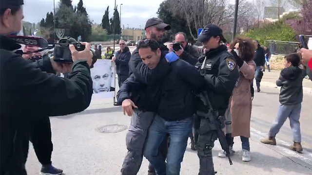 Задержание участника демонстрации у здания кнессета в Иерусалиме. Фото: Гилад Коэн