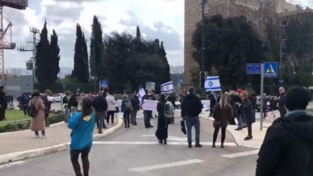 שיירת רכבים יצאה הבוקר לכנסת ירושלים במחאה על הניסיונות לחיסול הדמוקרטיה הישראלית (צילום: גלעד כהן)