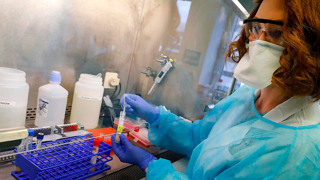 Лаборатория анализов на коронавирус в больнице "Ихилов". Фото: AFP