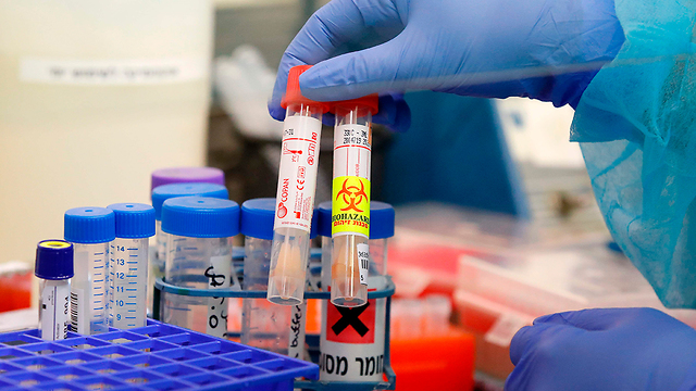 בדיקות נגיף קורונה מבחנה מעבדה בית חולים איכילוב תל אביב (צילום: AFP)