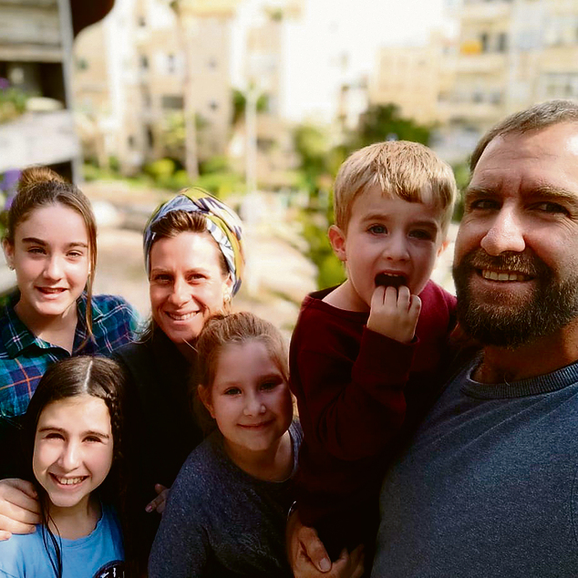 משפחת יהושע על המרפסת: רן ורותם והילדים נועה, אוריה, טל ומיכאל. "הישראלים צינים, אבל הקורונה משנה את זה" משפחת יהושע על המרפסת: רן ורותם והילדים נועה, אוריה, טל ומיכאל. "הישראלים צינים, אבל הקורונה משנה את זה"