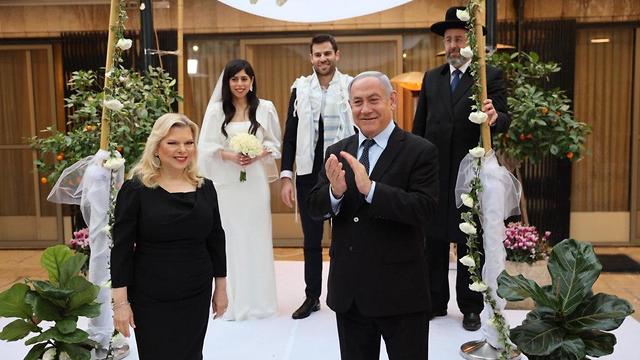 ראש הממשלה בנימין נתניהו ורעייתו שרה בחתונה של הדוברת שיר כהן במעון ראש הממשלה (צילום: ישראל ברדוגו)