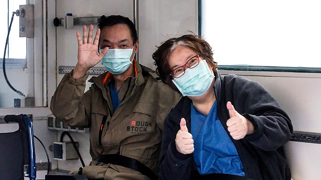 זוג תיירים מ סין שנחשבים לחולים הראשונים באיטליה, משתחררים מבית חולים ברומא (צילום: EPA)