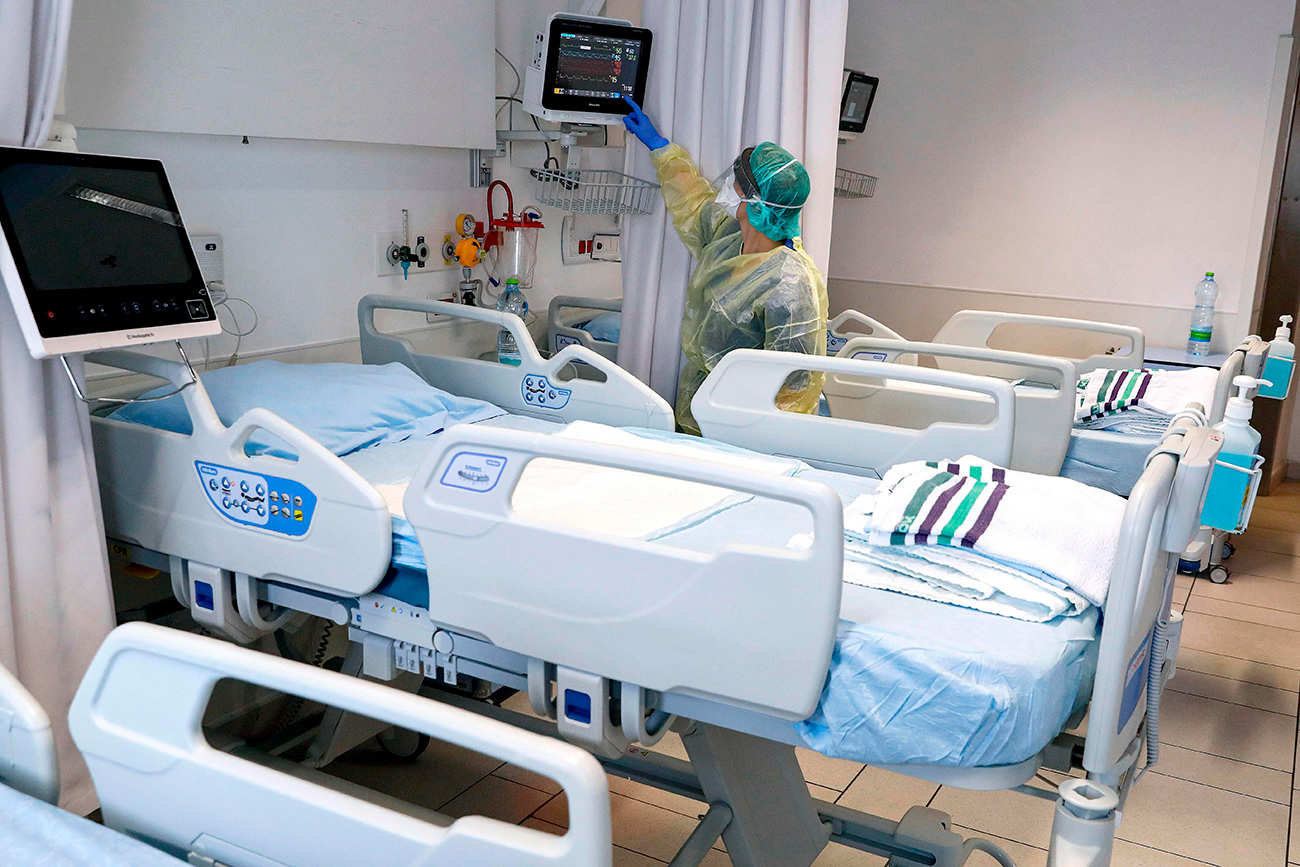 הכנת מתקן אשפוז חולי קורונה בית חולים אסותא אשדוד (צילום: AFP)