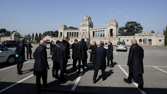 הלוויה באיטליה (צילום: AP)