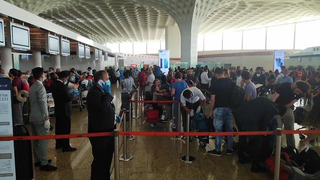 צ'ק אין מומבאי הודו ישראלים חוזרים קורונה נמל תעופה ()