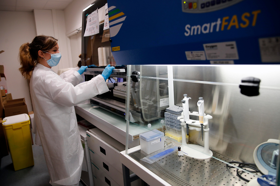Лаборатория по выявлению коронавируса во Франции. Фото: AP (צילום: AP)