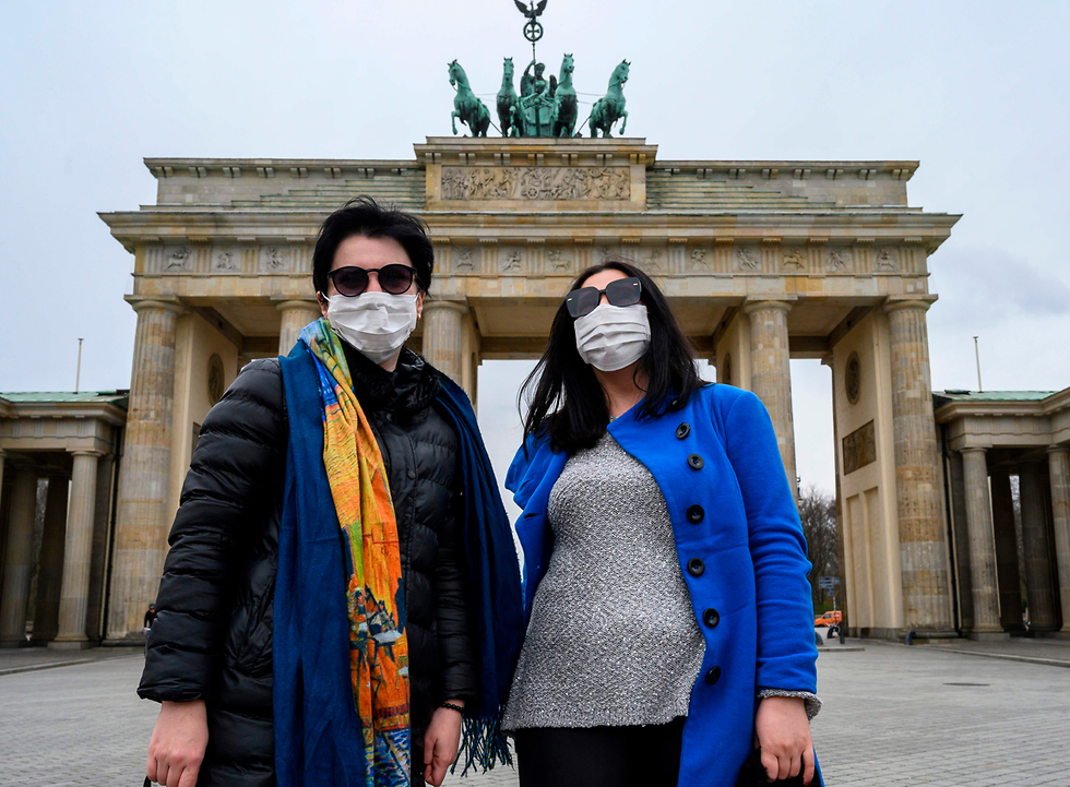 Пустые улицы Берлина, единичные встречные - да и то в масках. Фото: AFP (צילום: AFP)