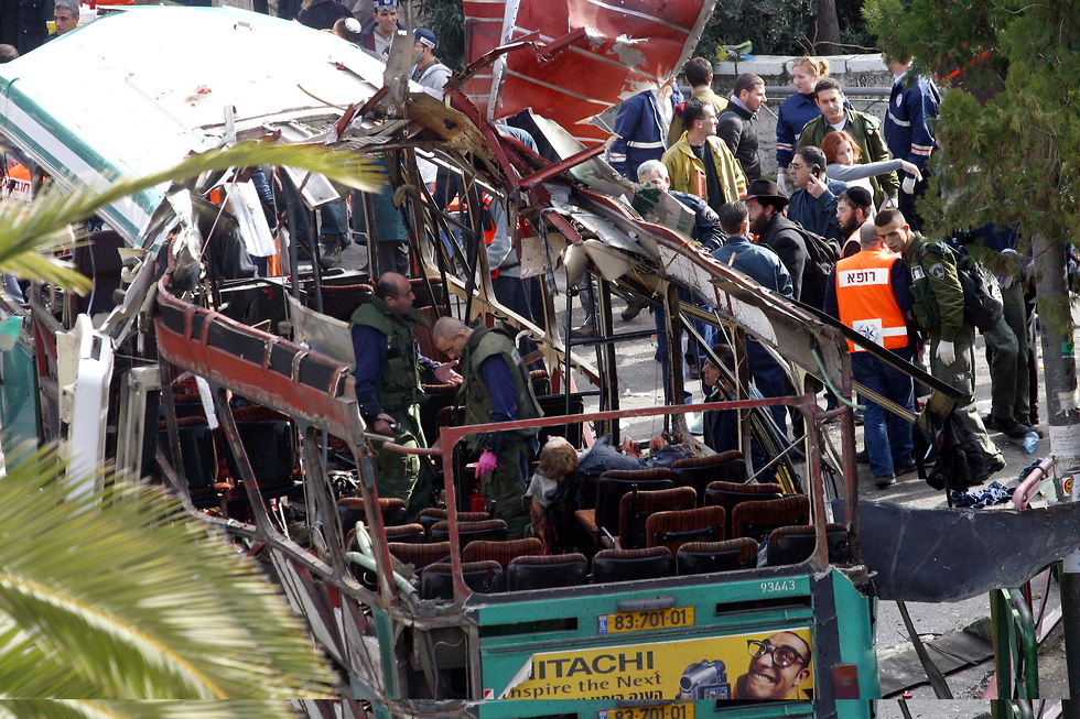אוטובוס קו 19 אחרי הפיגוע ב-2004 (צילום: עמית שאבי)