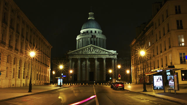 רחובות פריז ריקים בעקבות הקורונה (צילום: AP)