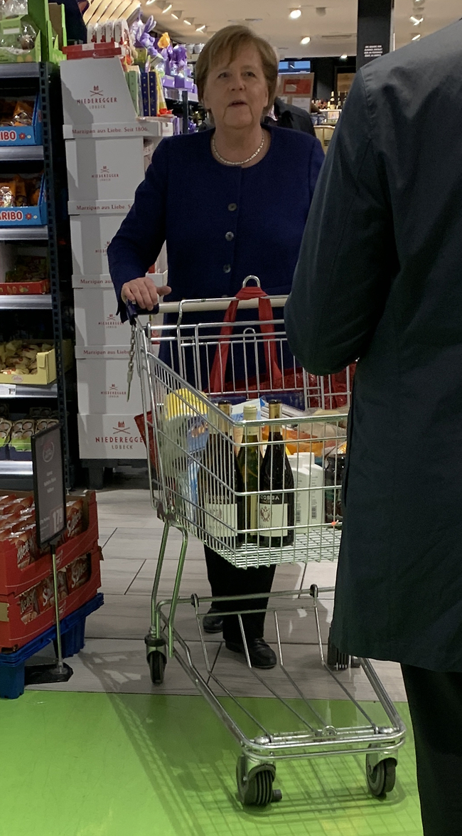Ангела Меркель в супермаркете. Фото: splashnews