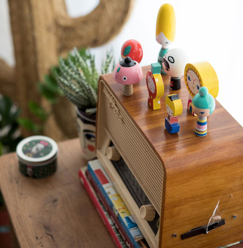 אוסף בובות עץ על רדיו ישן. עיצוב: ליאת ניר בלזר (צילום: שירן כרמל)