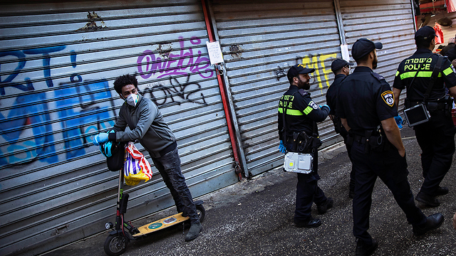 Рынок "Кармель" закрыт. Полиция следит. Фото: AP
