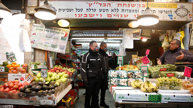 שוטרים מבקשים מ סוחרים לסגור שוק מחנה יהודה (צילום: AP)