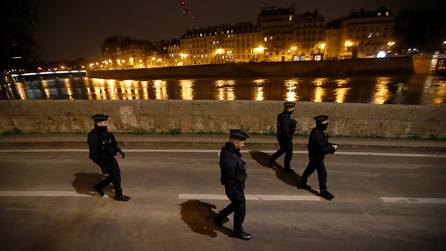 נגיף קורונה צרפת שוטרים על גדות נהר הסן (צילום: AP)