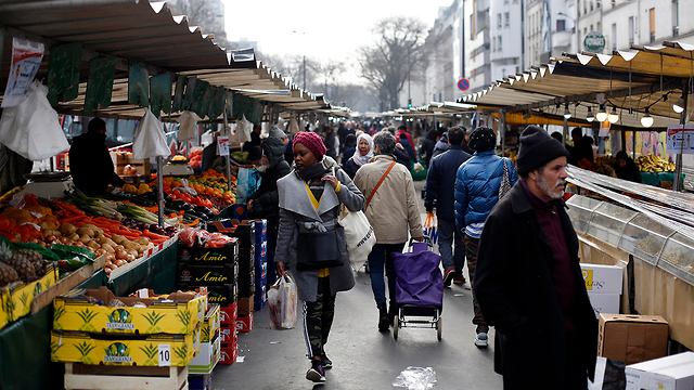 נגיף קורונה צרפת שוק פריז (צילום: AP)