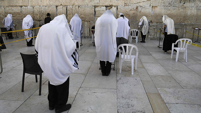 Молитва по новым правилам минздрава. Фото: AFP