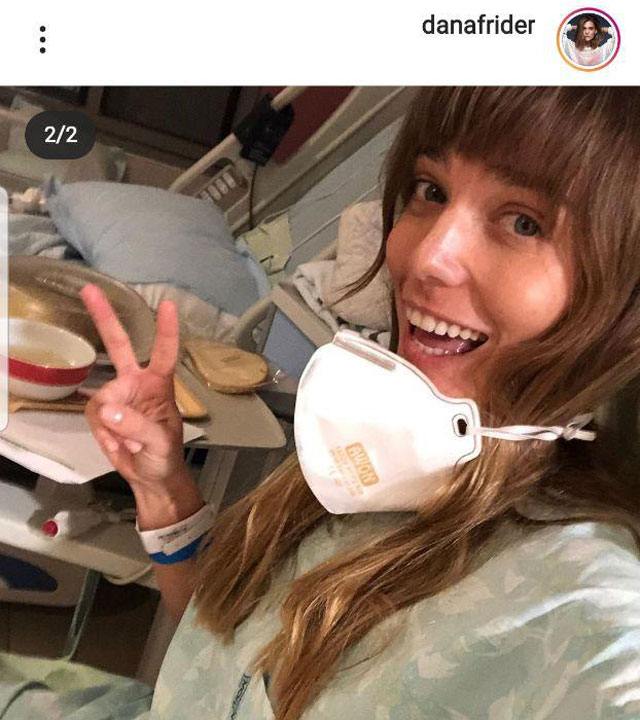 Актриса Дана Фридер носит маску в больнице, куда попала в связи с травмой ноги. Фото: Instagram