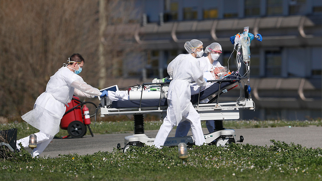 נגיף קורונה צרפת בית חולים שדה ב מולהאוס מזרח המדינה (צילום: AP)