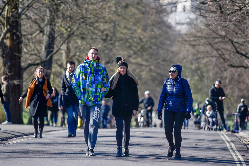 בריטניה נגיף קורונה פארק לונדון אנשים לא שומרים מרחק (צילום: gettyimages)