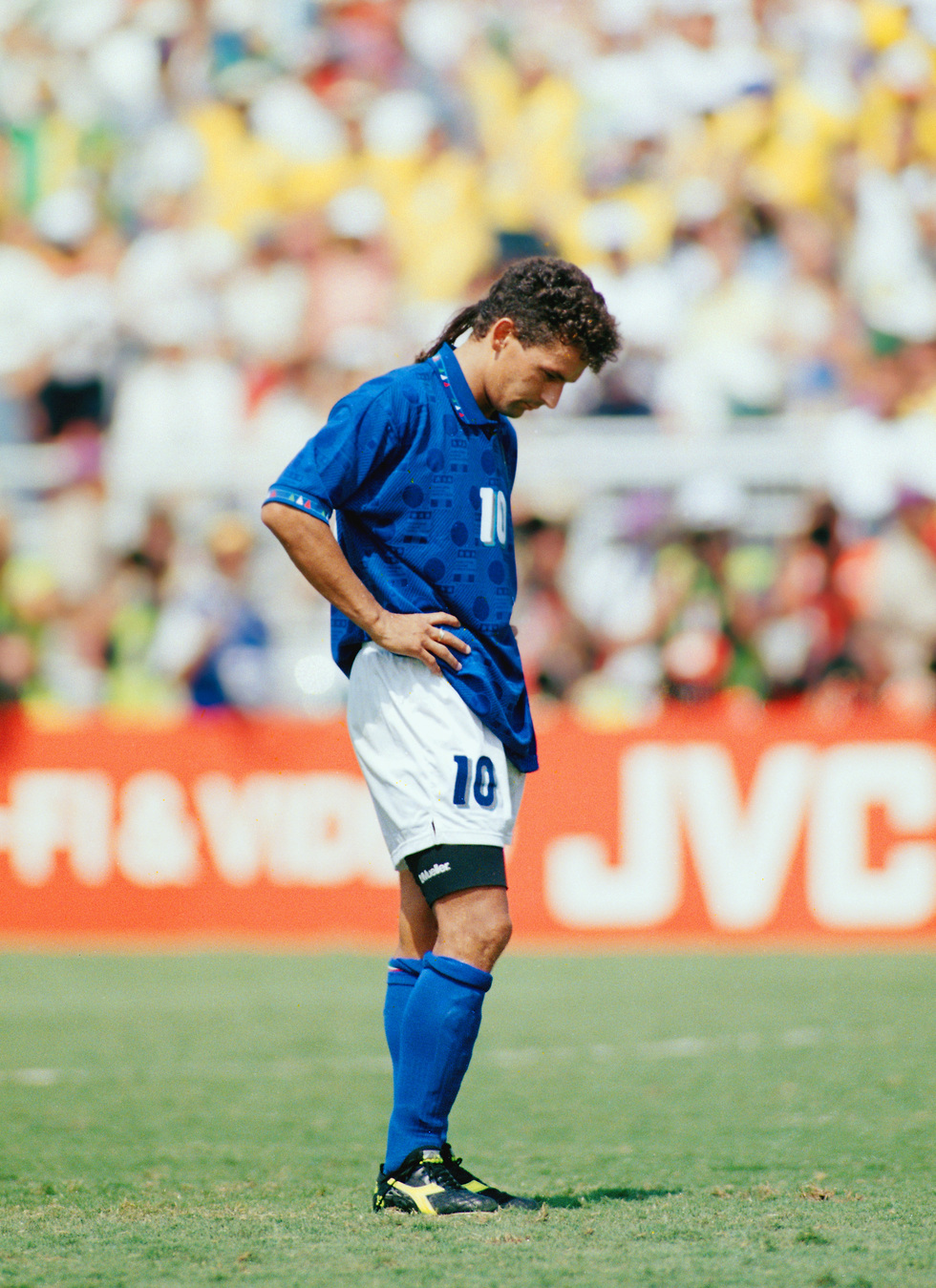 רוברטו באג'יו מאוכזב אחרי שהחמיץ בגמר 1994 (צילום: getty images)