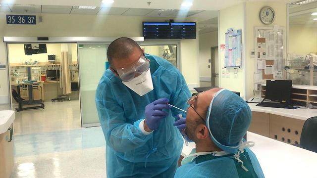 בדיקות לצוות הרפואי בהדסה (צילום: דוברות הדסה עין כרם)