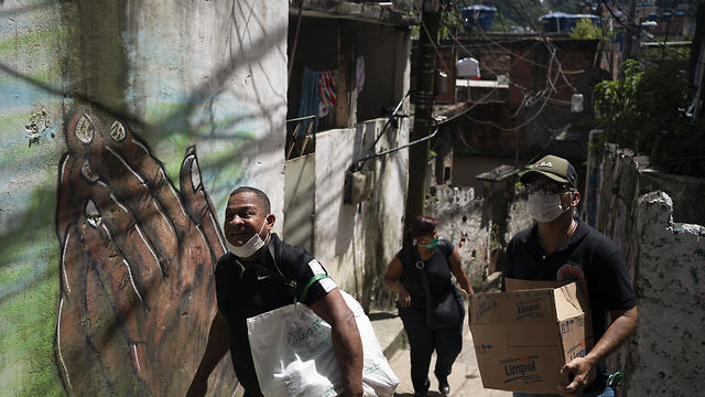 מתנדב מביא סבונים לפאבלות של ריו דה ז'ניירו (צילום: AP)