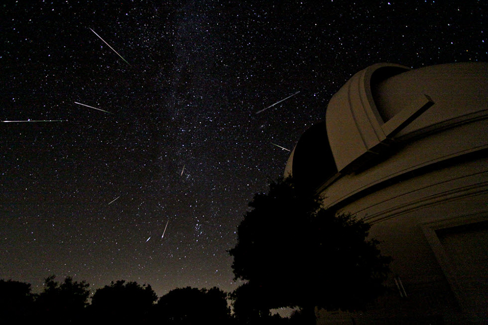 מטר הפרסאידים מעל מצפה הכוכבים פאלומר בקליפורניה (צילום: יאיר הרכבי)