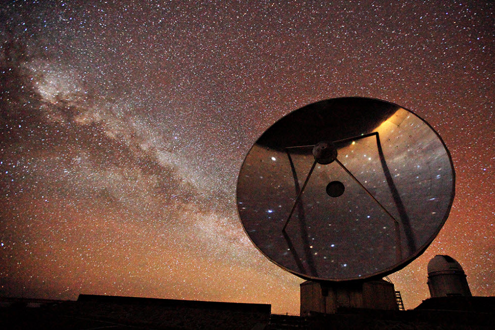 שמי צ'ילה על רקע הטלסקופ השוודי במצפה הכוכבים לה סייה.   (צילום: יאיר הרכבי)