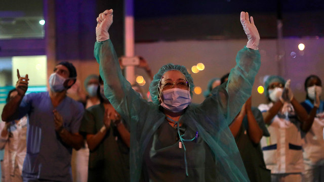 ספרד מדריד רופאים מגיבים ל מחיאות כפיים של אזרחים נגיף קורונה (צילום: AP )