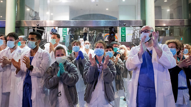 ספרד מדריד רופאים מגיבים ל מחיאות כפיים של אזרחים נגיף קורונה (צילום:  EPA )
