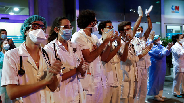 ספרד מדריד רופאים מגיבים ל מחיאות כפיים של אזרחים נגיף קורונה (צילום:   EPA )