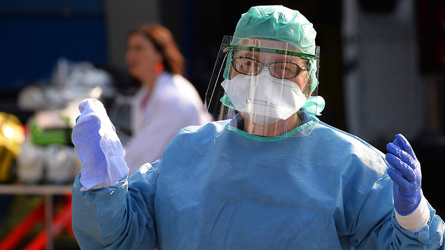 צרפת אחות ב בית חולים ב ברסט עוברת חיטוי נגיף קורונה (צילום: AFP)