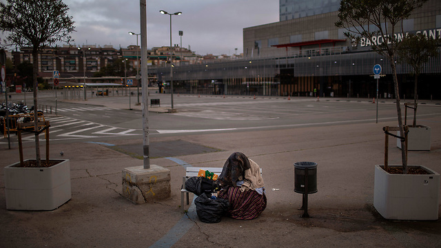 נגיף קורונה חסרי בית הומלסים ספרד ברצלונה (צילום: AP)