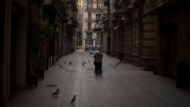 נגיף קורונה חסרי בית הומלסים ספרד ברצלונה (צילום: AP)