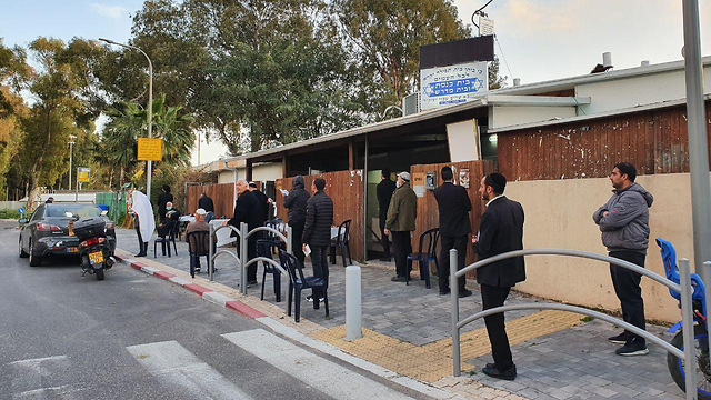 מתפללים מחוץ לבית הכנסת לאחר החמרת ההנחיות של משרד הבריאות (צילום: מורן רגב)