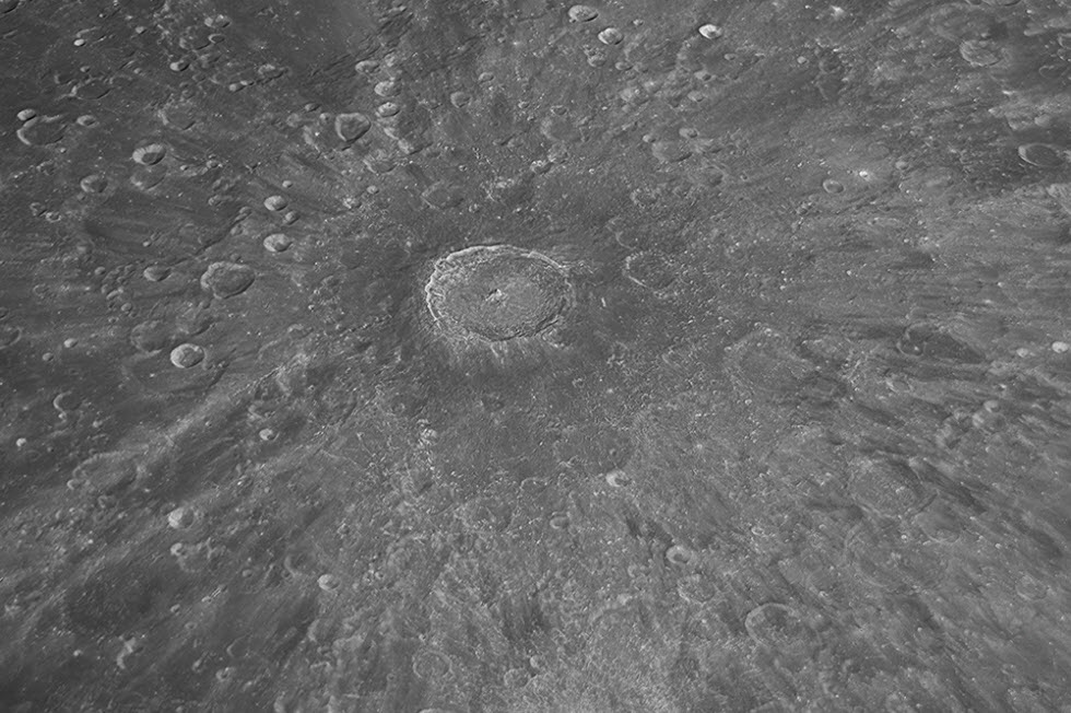 מכתש טיכו - אחד ממכתשי הפגיעה הבהירים, היפים והבולטים על הירח. (צילום: עופר גבזו)