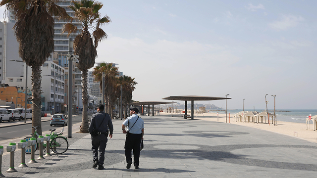  Улицы Тель-Авива опустели из-за коронавируса. Полиция следит. Фото: EPA