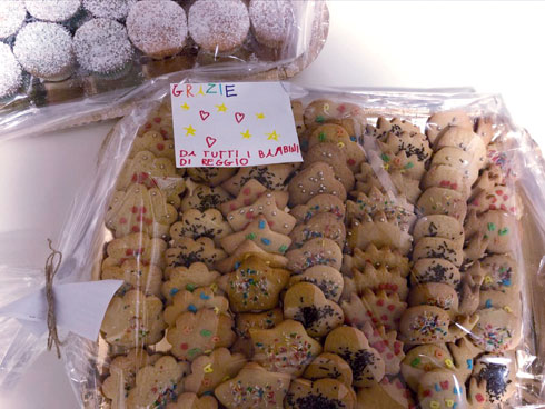 עוגיות שנשלחו מהילדים של מחוז רג'יו אמיליה. על הפתק כתוב "תודה על הכל" (צילום: אלבום פרטי)