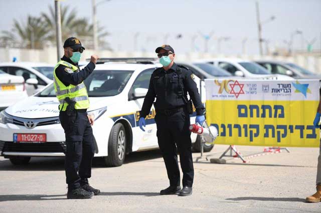 Полицейские на пункте приема проб на коронавирус. Фото: полиция Израиля