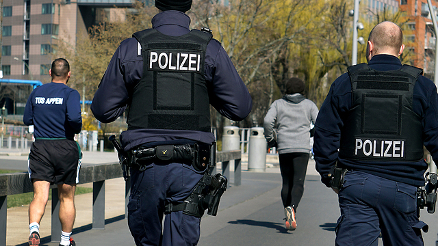 גרמניה ברלין שוטרים משטרה  (צילום: AP)