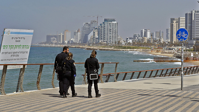 חוף ים ורחובות ריקים ב תל אביב (צילום: AFP)