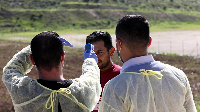 בדיקת קורונה מטוש מטושים פלסטינים תרקומיא חברון (צילום: EPA)
